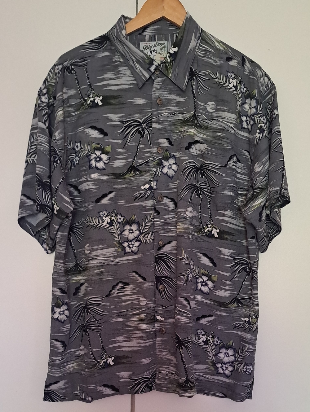 Vintage Big Dogs Gray Hawain Tropical Print Short-Sleeve Button-Up Shirt .